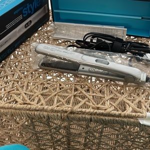 Paul Mitchell pro tools, style +1 inch flat iron